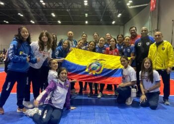 Club de voleibol Porteños Juniors que ganó el título del Campeonato Nacional Junior, realizado en Orlando-Florida, Estados Unidos. FOTO / Asociación de Voleibol
