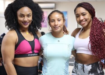 Tamara Salazar (i) junto a sus compañeras de selección Jennifer Becerra (c) y Kelin Jiménez participan por Ecuador en el Campeonato Sudamericano de Levantamiento de Pesas, que se realiza en el coliseo de voleibol de la Fedeguayas. FOTO / COE