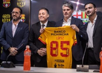 Javier Salem, vicepresidente financiera de Barcelona SC; Carlos Alejandro Alfaro Moreno (c), presidente del club amarillo; Diego López, técnico No. 85 del cuadro torero; y Antonio Álvarez, presidente de la Comisión de Fútbol del ídolo del Ecuador. FOTO / @BarcelonaSC