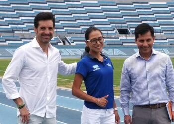 "Paquillo" Fernández (i), entrenador de Johana Ordóñez; junto al doble medallista olímpico Jefferson Pérez. Foto / Guido Manolo Campaña