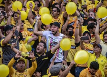Hinchas de Barcelona. Uno de ellos detonó un explosivo en la general sur y por este motivo, el cuadro amarillo será multado. FOTO / @sociosbsc