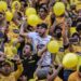 Hinchas de Barcelona. Uno de ellos detonó un explosivo en la general sur y por este motivo, el cuadro amarillo será multado. FOTO / @sociosbsc
