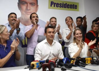 Daniel Noboa, candidato presidencial de la Alianza Acción Democrática Nacional, en el centro, su esposa Lavinia Valbonesi y su equipo de celebración en una conferencia de prensa en Guayaquil, Ecuador el domingo 20 de agosto de 2023. Los resultados preliminares de las elecciones anticipadas apuntan a una segunda vuelta entre la candidata Luisa González, respaldada por el expresidente Rafael Correa, y Noboa, el hijo de un empresario del banano. (Foto AP) (Sin acreditar / Associated Press)