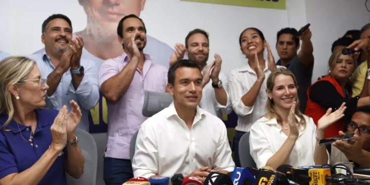 Daniel Noboa, candidato presidencial de la Alianza Acción Democrática Nacional, en el centro, su esposa Lavinia Valbonesi y su equipo de celebración en una conferencia de prensa en Guayaquil, Ecuador el domingo 20 de agosto de 2023. Los resultados preliminares de las elecciones anticipadas apuntan a una segunda vuelta entre la candidata Luisa González, respaldada por el expresidente Rafael Correa, y Noboa, el hijo de un empresario del banano. (Foto AP) (Sin acreditar / Associated Press)