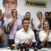 Daniel Noboa, candidato presidencial de la Alianza Acción Democrática Nacional, en el centro, su esposa Lavinia Valbonesi y su equipo de celebración en una conferencia de prensa en Guayaquil, Ecuador el domingo 20 de agosto de 2023. Los resultados preliminares de las elecciones anticipadas apuntan a una segunda vuelta entre la candidata Luisa González, respaldada por el expresidente Rafael Correa, y Noboa, el hijo de un empresario del banano. (Foto AP) (Sin acreditar / Associated Press)