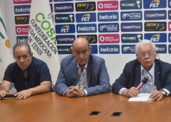 Alberto Adum (i), César Pólit (c) y Danilo Carrera, presidente de la Federación Ecuatoriana de Tenis. FOTO / Guido Manolo Campaña