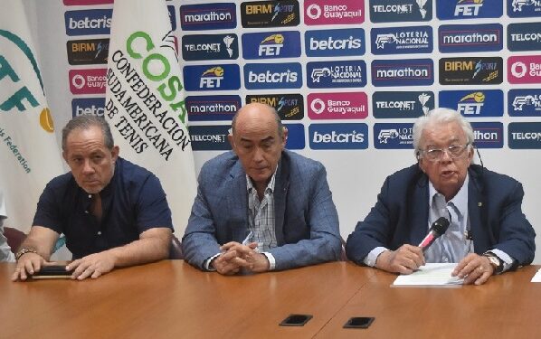 Alberto Adum (i), César Pólit (c) y Danilo Carrera, presidente de la Federación Ecuatoriana de Tenis. FOTO / Guido Manolo Campaña