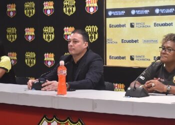 Madelen Riera (i), goleadora de Barcelona SC; Carlos Alejandro Alfaro Moreno (c), presidente de Barcelona SC; y Wendy Villón, entrenadora del equipo femenino de Barcelona SC. FOTO / Guido Manolo Campaña.