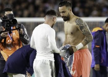 Lionel Messi (i), que anotó el gol del triunfo para Argentina ante Ecuador en el inicio de la Eliminatoria Sudamericana, intercambia su camiseta con el portero del equipo tricolor Hernán Galíndez. FOTO / @SC_ESPN