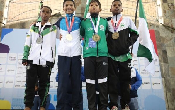 George Gracia (i), de Orellana; César Bautista (c), de Guayas; Emerson Onofre, de Los Ríos, y Geovanny Quiñónez, de Esmeraldas, ganaron la división de los 40 kilos. FOTO / Fedeguayas.