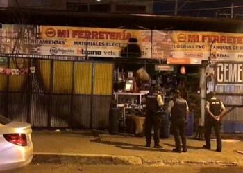 Presuntos extorsionadores incendiaron ferretería frente a plantel educativo en Esmeraldas