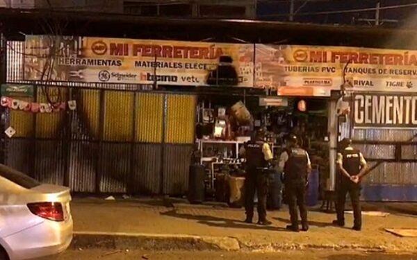 Presuntos extorsionadores incendiaron ferretería frente a plantel educativo en Esmeraldas