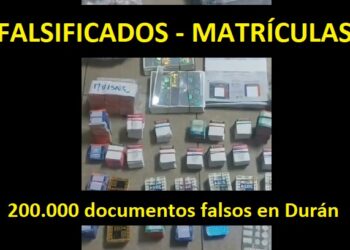 Cientos de miles de documentos de seguridad falsificados, matrículas, RTV y credenciales, incautados en Durán por la Policía de Ecuador