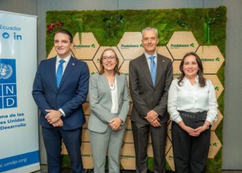En la foto de izquierda a derecha: Juan Esteban Jijón, Gerente de Segmento Pyme de Produbanco; Matilde Mordt, Representante Residente PNUD; Rubén Eguiguren, Presidente Ejecutivo de Produbanco; Cristina Burgos, Oficial de Desarrollo Económico Inclusivo PNUD