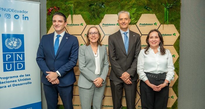 En la foto de izquierda a derecha: Juan Esteban Jijón, Gerente de Segmento Pyme de Produbanco; Matilde Mordt, Representante Residente PNUD; Rubén Eguiguren, Presidente Ejecutivo de Produbanco; Cristina Burgos, Oficial de Desarrollo Económico Inclusivo PNUD