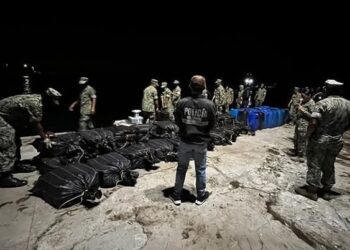 Operativo “Tridente” incauta 1,3 toneladas de cocaína en aguas del Pacífico ecuatoriano.