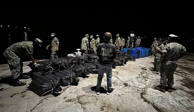 Operativo “Tridente” incauta 1,3 toneladas de cocaína en aguas del Pacífico ecuatoriano.