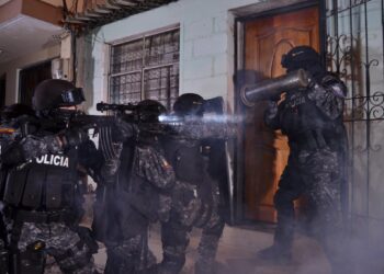 Intenso operativo policial deja un miembro de «Los Lobos» detenido, siete delincuentes abatidos y un agente fallecido