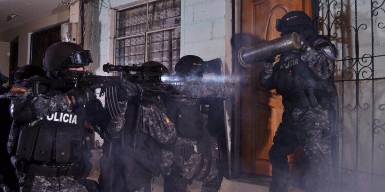 Intenso operativo policial deja un miembro de «Los Lobos» detenido, siete delincuentes abatidos y un agente fallecido