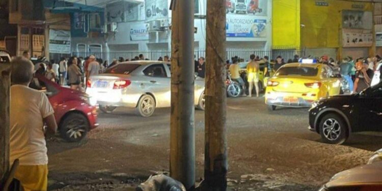 Imagen del local atacado la noche del viernes 30 de mayo, en la Décima y Ayacucho, centro de Guayaquil