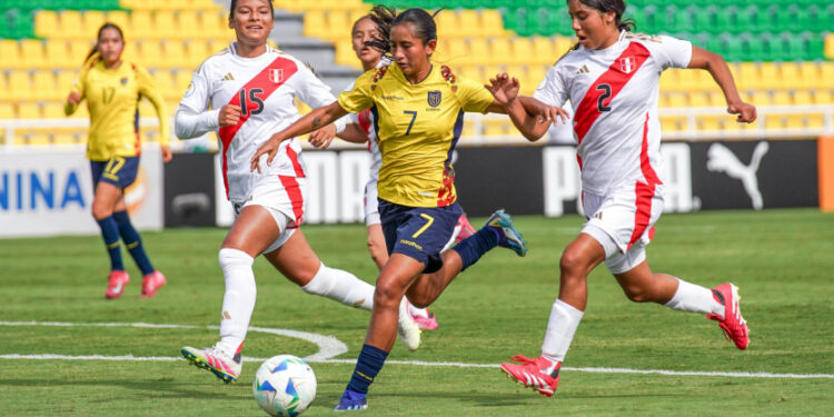 Ecuador se enfrentó a Perú por el Sudamericano Sub 17 Femenino, el 21 de mayo de 2025. - Foto FEF