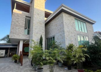 La Policía allanó una de las casas consideradas como fortaleza, de Fito, en un barrio de Manta. ( Cortesía )