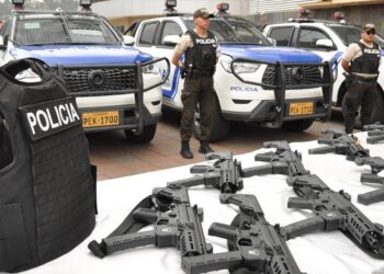 Delincuentes roban cuatro armas, chalecos y municiones a policías en el cantón El Triunfo, en Guayas. ( Archivo API )