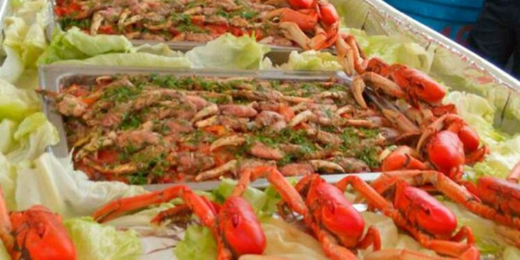 Festivales de la costa han preparado ensalada de cangrejo para atraer a turistas nacionales y extranjeros. Foto: Arcsa