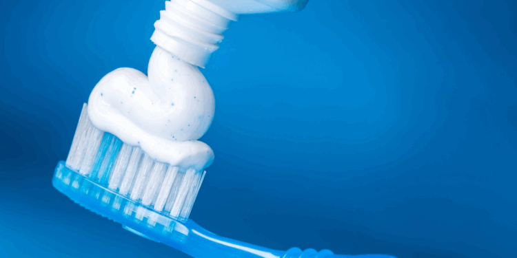 Imagen referencial de una persona utilizando una pasta dental.