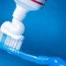 Imagen referencial de una persona utilizando una pasta dental.