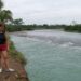 Una visitante de Guayaquil sopesa lanzarse al agua en el sector El Barrando o San José del Edén, tres kilómetros al norte del recinto Matilde Esther Foto: Primicias